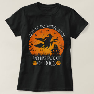 Zuhause der Wicken Hexe und ihre Hundepackung Cool T-Shirt
