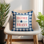 Zuhause des Brave Blue Patriotic America Kissen<br><div class="desc">Das patriotische Kissen auf dem Platz bietet die Typografie "Zuhause of the Brave" mit Star-Akzent und das karierte Gingham-Muster. Rot,  Weiß und Marineblau.</div>