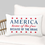 Zuhause des Freien wegen des tapferen Amerika Kissen Für Draußen<br><div class="desc">Patriotische Typografie-Kissen-Design zeigt das Zitat "America: Zuhause of the Free,  By the Brave" mit Sternakzenten und horizontalen Streifen Muster auf der Rückseite. Rot,  Weiß und Marineblau.</div>