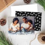 Zuhause für das Holidays Black Modern Script Foto Feiertagskarte<br><div class="desc">"Zuhause for the Holidays" Weihnachtsfotografiekarten zeichnen sich durch moderne,  schwarz gebürstete Schriftzeichen aus,  die auch als Overlay personalisiert werden können und bei Zuhause ein beliebtes Foto mit horizontaler Ausrichtung enthalten. Ein modernes Wintermuster zieht die Rückseite der Karte hoch. Die weiche schwarze Hintergrundfarbe auf der Rückseite kann geändert werden.</div>