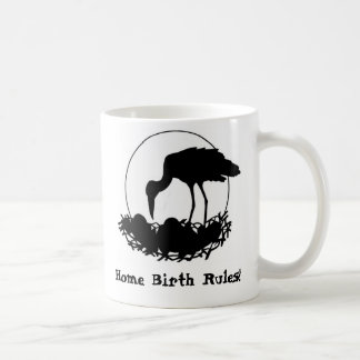 Zuhause-Geburt ordnet Tasse an