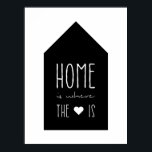 Zuhause ist das Herz - inspirierendes Poster<br><div class="desc">Inspirationsposter mit der Phrase "Zuhause ist,  wo das Herz ist" in Weiß vor einem schwarzen Hintergrund in Hausform. Das Design ist so konzipiert,  dass es auf allen portraitorientierten Postergrößen großartig aussieht. Bitte machen Sie Karo,  wenn das Bild nach dem Ändern der Postergröße neu positioniert oder vergrößert werden muss.</div>