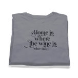 Zuhause ist der Ort, an dem der Wein zu einem witz T-Shirt<br><div class="desc">Die edle schwarze Typografie-Zuhause ist der Ort,  an dem der Wein zu sehen ist.</div>