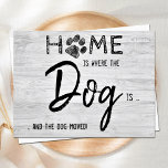 Zuhause ist, wo der Hund ist, dass wir den Haustie Postkarte<br><div class="desc">Zuhause ist, wo der Hund ist ... und der Hund bewegt! Lass deinem besten Freund, dass du deinen Umzug mit dieser niedlichen und lustigen Hundeankündigungskarte auf einem rustikalen grauen Holzdesign ankündigen kannst. Personalisieren Sie die Rückseite mit Namen und Ihrer neuen Adresse. Diese Ankündigung zum Tierziehen ist ein Muss für alle...</div>