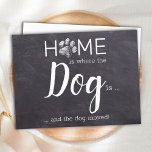 Zuhause ist, wo der Hund ist, haben wir den Hund b Postkarte<br><div class="desc">Zuhause ist, wo der Hund ist ... und der Hund bewegt! Lass deinem besten Freund, dass du mit dieser niedlichen und lustigen Hundeankündigungskarte auf einer rustikalen Schiefergestalt-Skateboardkonstruktion deinen Umzug ankündigen kannst. Personalisieren Sie die Rückseite mit Namen und Ihrer neuen Adresse. Diese Hundeankündigung ist ein Muss für alle Hundemütter, Hundedads und...</div>