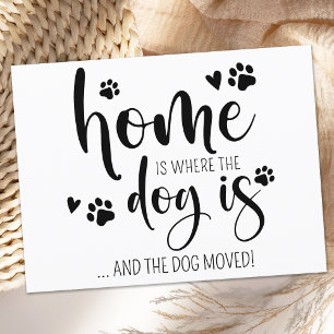 Zuhause ist, wo der Hund sich Personalisiert beweg Ankündigungspostkarte