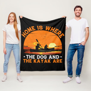 Zuhause ist, wo der Hund und Kayak sind Fleecedecke