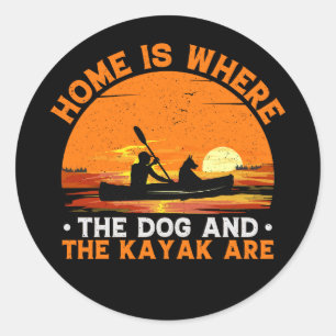 Zuhause ist, wo der Hund und Kayak sind Runder Aufkleber