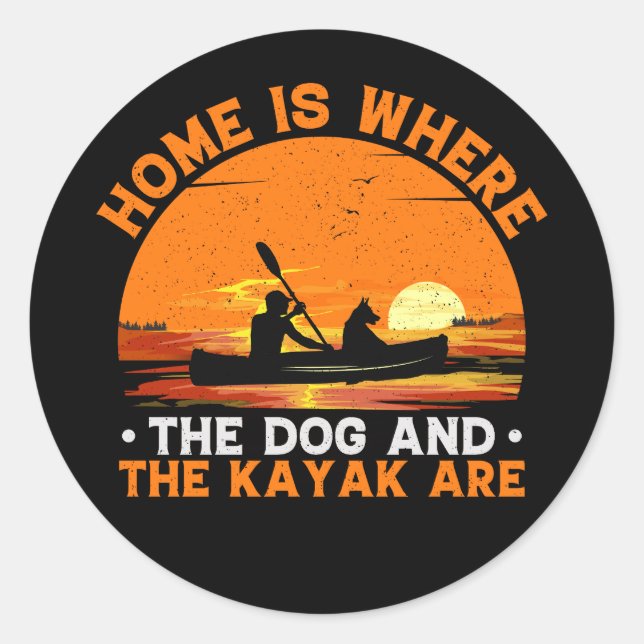 Zuhause ist, wo der Hund und Kayak sind Runder Aufkleber (Vorderseite)