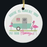 Zuhause ist, wohin Sie Ihre Flamingo-Verzierung Keramikornament<br><div class="desc">Eine Verzierung,  die eine Illustration eines retro Anhänger-Zuhause mit Türkisstreifen und zwei rosa Plastikflamingos im Yard kennzeichnet.  Text sagt,  dass "Zuhause ist,  wohin Sie setzen Ihre Flamingos!"</div>