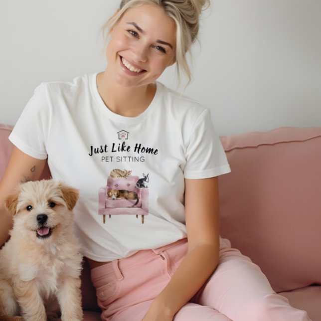 Zuhause Pet Sitting | Hunde und Katzen Schlafen au Tri-Blend Shirt (Home Pet Sitting | Dog & Cat Sleeping on Pink Sofa Tri-Blend Shirt)