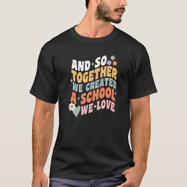 Zuhause School We Liebe Groovy Homeschool Lehrer M T-Shirt (Vorderseite)