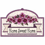 "Zuhause-süßes Zuhause-" - dekoratives Zeichen 04 Freistehende Fotoskulptur<br><div class="desc">Karminrote Rosen auf Creme: Dieses Einzelteil ist ein Teil einer großen Sammlung Mischungs- u. Matchgeschenke alle mit den gleichen Elementen des grundlegenden Entwurfs. Der ursprüngliche Entwurf war handgemalt und kennzeichnet karminrote Rosen auf einem Sahnehintergrund, Kastanienbraun und Creme-Karos und -streifen und etwas cremefarbene Spitze auf einem karminroten oder kastanienbraunen Hintergrund. Grafik...</div>