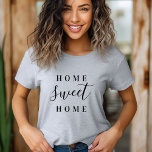 Zuhause Sweet Zuhause-T-Shirt T-Shirt<br><div class="desc">Stilvoller Typografie-T - Shirt "Zuhause Sweet Zuhause" für Babys, Kinder und Erwachsene. Klicken Sie auf die Schaltfläche Anpassen, um Ihren eigenen Text hinzuzufügen und aus allen unseren Kleidungsstilen auszuwählen, um Ihr eigenes einzigartiges Design zu erstellen!</div>