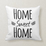 Zuhause Sweet Zuhause Typografie Kissen<br><div class="desc">Dieses köstliche Kissen ist der perfekte Akzent für jeden Raum in Ihrer Zuhause. Es ist ein weißes Kissen mit einem typografischen Design,  das "Zuhause Sweet Zuhause" heißt. Das Wort "süß" wird beiderseits von Blätter betont.</div>