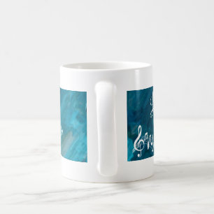 Zuhören mit einer Tasse des Neuen Bewusstseins