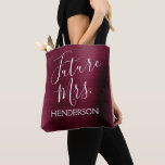 Zukunft Frau Burgundy Lila Modernes Metall Tasche<br><div class="desc">Zukünftige Mrs. Bride Imitats Moderne und elegante Fuax Brushed Metal Burgundy Cranberry Lila Beutel, die perfekt für einen Marsala oder Maroon Junggeselinnen-Abschied sind. Diese Zukunft Frau Bag ist perfekt für einen Junggeselinnen-Abschied. Der Name der Braut kann auf dieser Tasche aktualisiert werden. Bitte kontaktieren Sie den Designer, wenn Sie angepasste, passende...</div>