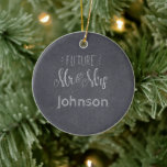Zukunft Mr. & Mrs. Surname Chalkboard mit Datum Keramik Ornament<br><div class="desc">Chalkboard Design Weihnachtsgeschmack für das zukünftige verheiratete Paar.
Personalisieren Sie mit Nachname und Hochzeitstag.</div>