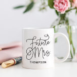 Zukünftige Frau Black Modern Script Custom Wedding Kaffeetasse<br><div class="desc">Moderne und lässige schwarze Kalligraphie-Drehbuch "Future Mrs." Frauenmesse Brautkaffee-Tasse bietet maßgeschneiderten Text,  der mit dem verheirateten Nachnamen der Braut personalisiert werden kann. Das ist die verlobte Braut!</div>