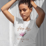 Zukünftige Frau floral Typografie Skript-Team Brau T-Shirt<br><div class="desc">Glam elegante Blumenstatue Mrs. T - Shirt mit Kupfer-Glitzer handschriftlich wie Typografie-Skript,  eine rosa blush Aquarell magnolia Blume,  und ein kleines Herz.          Einfach mit Braut zu personalisieren,  um zukünftigen Namen zu sein.             Geeignet für den Frühling oder Sommer trendige moderne Hochzeitsbridalleitung oder Junggeselinnen-Abschiede oder als Sondergeschenk für die Braut.</div>