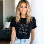 Zukünftige Frau White Modern Script Custom Wedding T-Shirt<br><div class="desc">Modernes und lässiges,  schick weißes Kalligraphieskript "Future Mrs." Frauenbridal Hochzeitshemd T-Shirt mit individuellem Text,  der mit dem verheirateten Nachnamen der Braut personalisiert werden kann. Ideal für die Braut zum Tragen am Junggeselinnen-Abschied und am Hochzeitswochenende!</div>