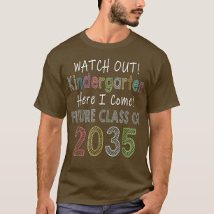 Zukünftige Klasse 2035 Kindergarten hier aufpassen T-Shirt