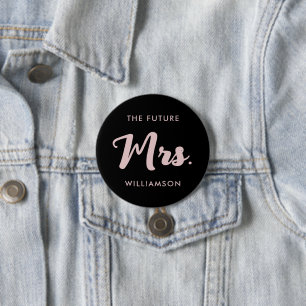 Zukünftige Mrs Nachname heiratet Pink Schwarz Button