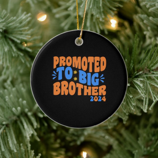 Zum großen Bruder 2024 befördert , Big Brother Keramik Ornament (Baum)