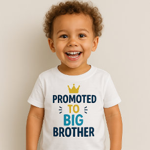 Zum großen Bruder befördert - süße Ankündigung für Baby T-shirt
