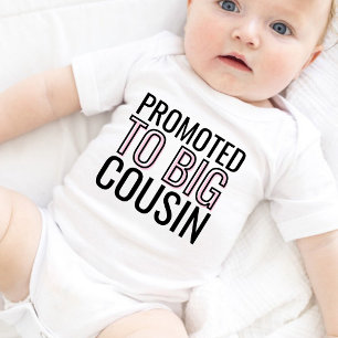 Zum großen Cousin befördert Baby Strampler