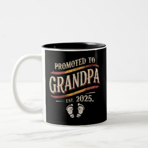 Zum Opa befördert 2025 Opa ist 2025 Zweifarbige Tasse
