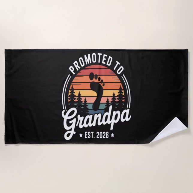 Zum Opa befördert ca. 2026 Strandtuch (Vorderseite)