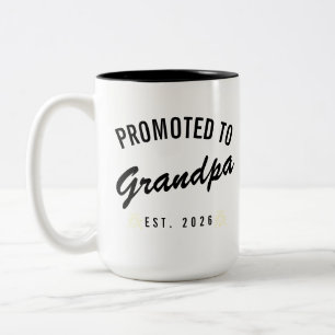 Zum Opa befördert Est. 2026 Zweifarbige Tasse