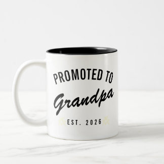 Zum Opa befördert Est. 2026 Zweifarbige Tasse