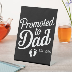 Zum Papa befördert EST 2025 Lustig Bald Papa Sockelschild