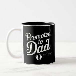 Zum Papa befördert EST 2025 Lustig Bald Papa Zweifarbige Tasse