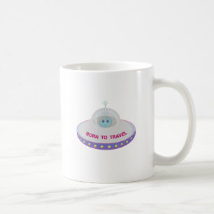 Zum Reisen geboren süßer Außerirdischer und fliege Kaffeetasse
