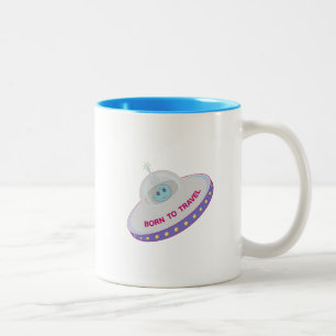 Zum Reisen geboren süßer Außerirdischer und fliege Zweifarbige Tasse