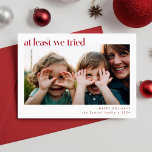 Zumindest haben wir versucht | Funny Family Foto C Feiertagskarte<br><div class="desc">Bringen Sie etwas Spaß und Leichtigkeit zu Ihrem Urlaub Gruß mit unserem "Zumindest haben wir versucht | Funny Family Foto Weihnachtskarten." Bei diesen Karten geht es darum, die fröhlichen Unvollkommenheiten und ehrlichen Momente zu berücksichtigen, die Familienfeiern wirklich unvergesslich machen. Diese Weihnachtskarten mit lustigen Familienjubiläen, die das Wesen von Zusammengehörigkeit und...</div>