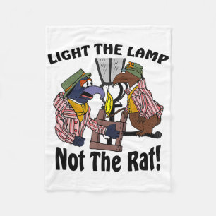 Zünde die Lampe an, nicht die Ratte Lustiges Weihn Fleecedecke