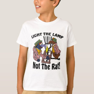 Zünde die Lampe an, nicht die Ratte Lustiges Weihn T-Shirt