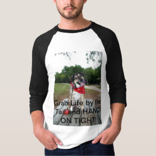 Zupacken-Leben durch den Schwanz und den FALL AN T-Shirt