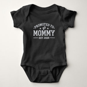 Zur Mummy befördert ca. 2026 Babyankündigung Mama Baby Strampler