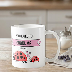 Zur Oma-Marienkäfer-Dame befördert Kaffeetasse
