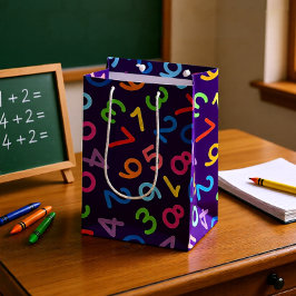 Zurück zu den Schulzahlen im lila Hintergrund Mittlere Geschenktüte