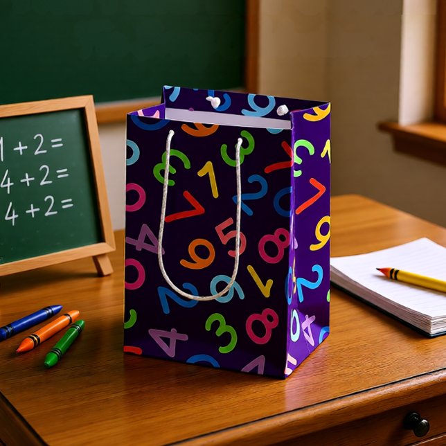 Zurück zu den Schulzahlen im lila Hintergrund Mittlere Geschenktüte (Colorful Numbers on Deep Purple – Fun Math Teacher Medium Gift Bag)