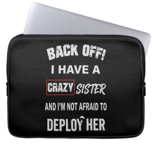 Zurücktreten, ich habe eine verrückte Schwester Wa Laptopschutzhülle