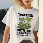 Zusammen, bis wir Croak Funny Frosch Couple Custom T-Shirt<br><div class="desc">Feiern Sie Ihre unzerbrechliche Bindung mit diesem zauberhaften Froschpaar-Design! Dieses skurrile Shirt mit zwei zauberhaften Fröschen, umgeben von Herzen und Blume, ist ideal für Paare, die Spaß Liebe und eine einzigartige Art, ihr Engagement zum Ausdruck zu bringen. Personalisieren Sie es mit Ihren Namen, um es wirklich besonders zu machen. Ideal...</div>