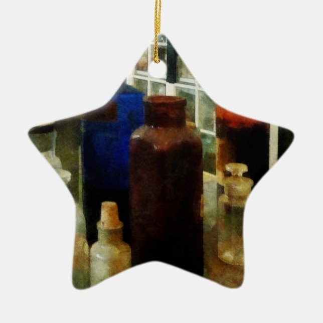 Zusammensetzung von Chemikalien in Flaschen Keramikornament (Vorne)