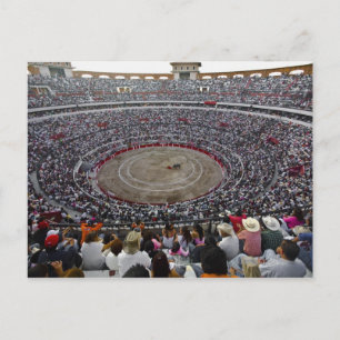 Zuschauer, die einen Stierkampf in einer Stierkamp Postkarte